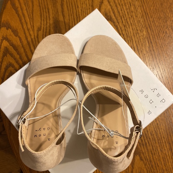 A new day - blush, block 3 3/4” heel sandal with single strap over toes - Picture 8 of 9